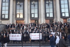 المحامون يقاطعون العمل وينظمون وقفات إحتجاجية أمام المحاكم رفضا للضرائب المفروضة عليهم