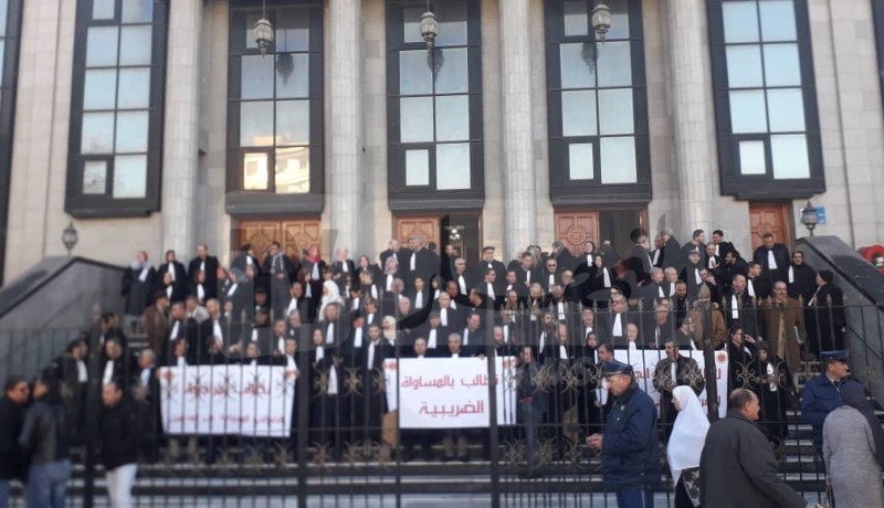 المحامون يقاطعون العمل وينظمون وقفات إحتجاجية أمام المحاكم رفضا للضرائب المفروضة عليهم