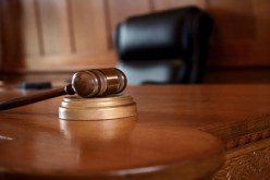 حكم بتعويض لصالح مسلمة رفضت مصافحة رجل في مقابلة عمل بالسويد