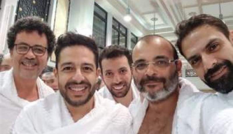 محمد حماقي يؤدّي مناسك العمرة