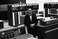 وفاة مخترع الكمبيوتر عن عمر 93 عاما