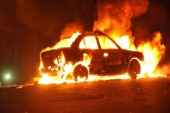 شاهد.. إحتراق سيارة كليا بوسط مدينة عين وسارة في الجلفة