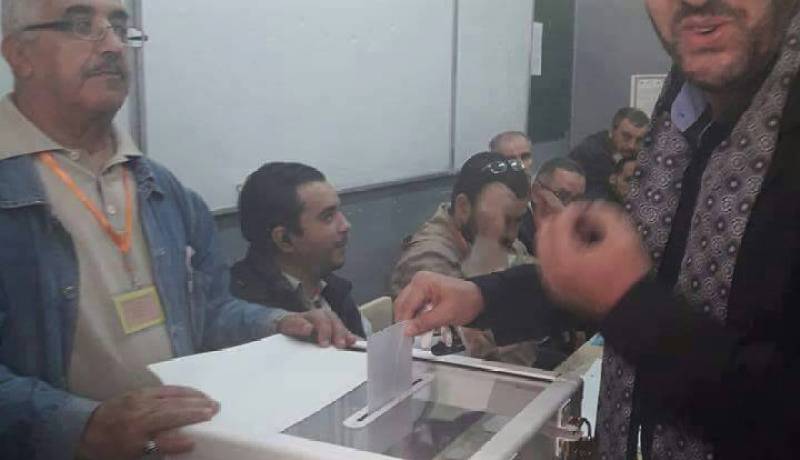 الفنان مراد خان يدلي بصوته في الإنتخابات المحلية