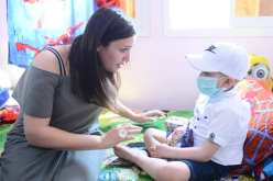 الممثلة التونسية “مريم بن شعبان” تزور الأطفال المرضى بمستشفى بارني