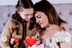 بالصورة.. النجمة التركية المعروفة بـ”السلطانة هيام” تكشف عن وجه رضيعتها