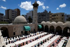 فتح المساجد لأداء صلاة الجماعة في غزة بفلسطين الأربعاء