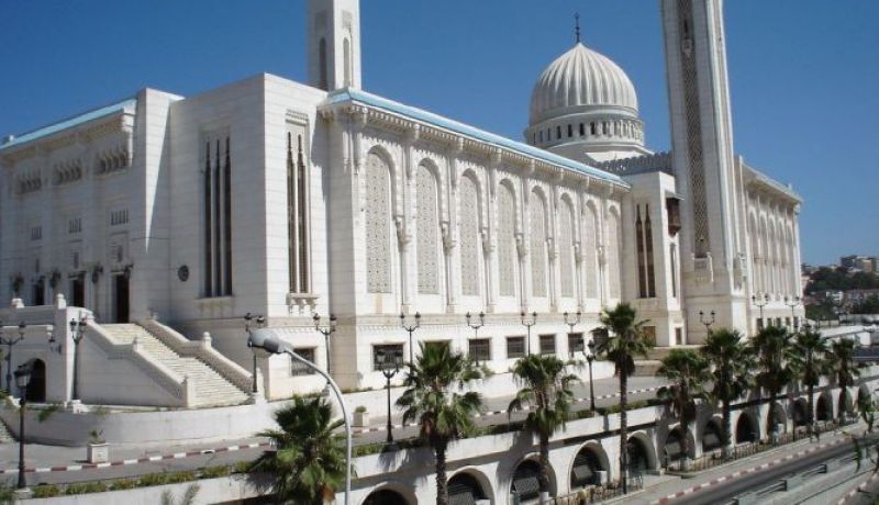 “دبزة ودماغ” داخل مسجد بين إمام و3 مصلين بسبب نقاش حول القدس وتخاذل العرب!
