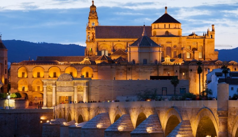 حاكم الشارقة يطالب بإرجاع مسجد قرطبة الممنوح للكنيسة