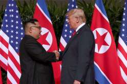 مصافحة تاريخية بين ترامب وكيم جونغ أون قبل انطلاق القمة الأمريكية الكورية الشمالية