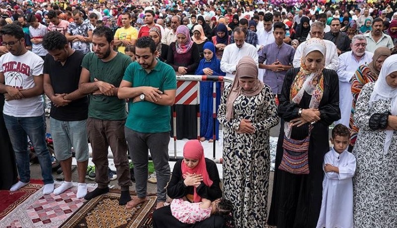 غناء واختلاط بين الذكور والإناث داخل مساجد مصر في صلاة العيد