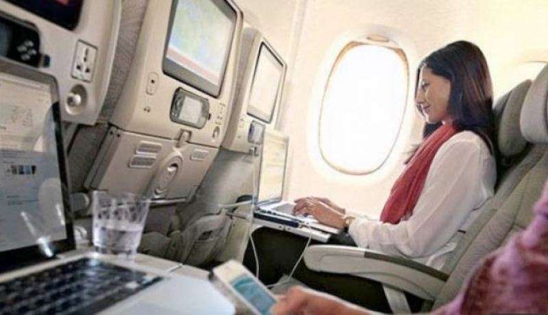 بريطانيا ترفع الحظر عن الأجهزة الإلكترونية المحمولة على متن الرحلات المصرية