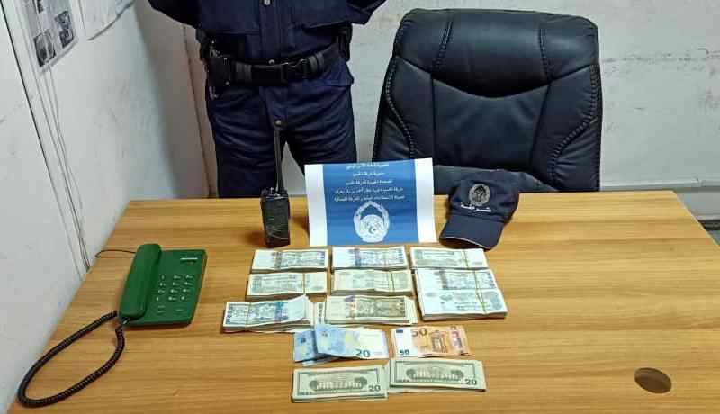 حجز 200 مليون سنتيم وألفي دولار بحوزة مسافر في مطار وهران