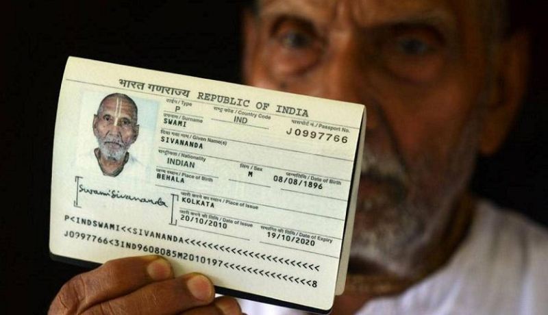 بالصور.. مسافر من “القرن قبل الماضي” يثير الذهول في مطار أبو ظبي