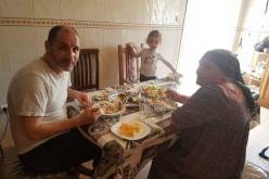 مقري يتبرك بوالدته قبل انطلاق المؤتمر الاستثنائي السابع لحمس