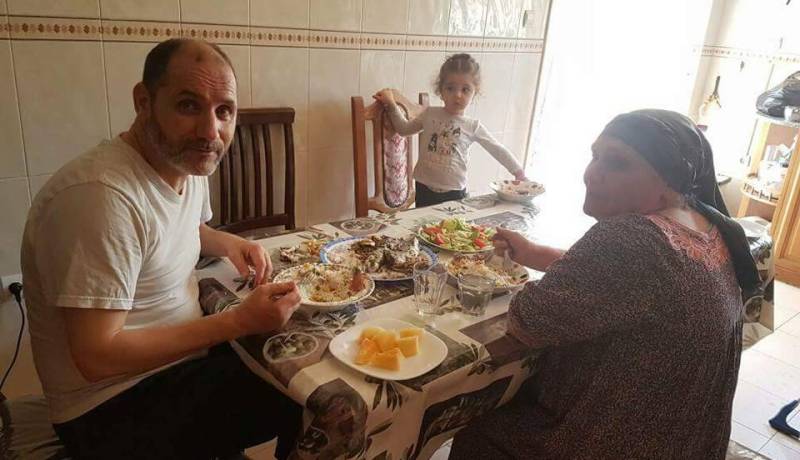 مقري يتبرك بوالدته قبل انطلاق المؤتمر الاستثنائي السابع لحمس