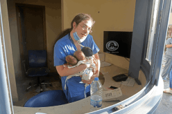 ممرضة “بطلة” تنقذ 3 رضع حديثي الولادة خلال انفجار بيروت