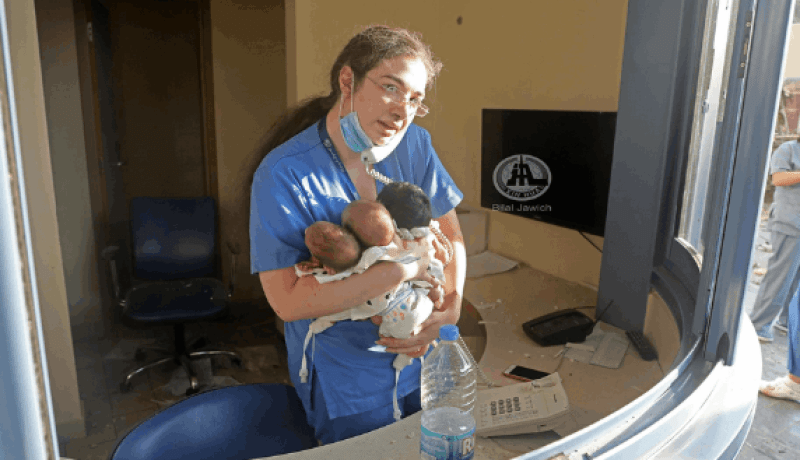 ممرضة “بطلة” تنقذ 3 رضع حديثي الولادة خلال انفجار بيروت