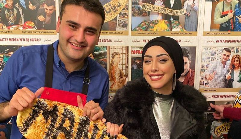 شاهد.. الشيف بوراك يعلن عن زواجه من منال حدلي قريباً!