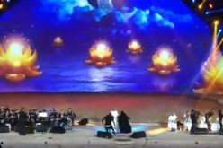 منقّبة تقتحم مسرح مهرجان وتحتضن ماجد المهندس