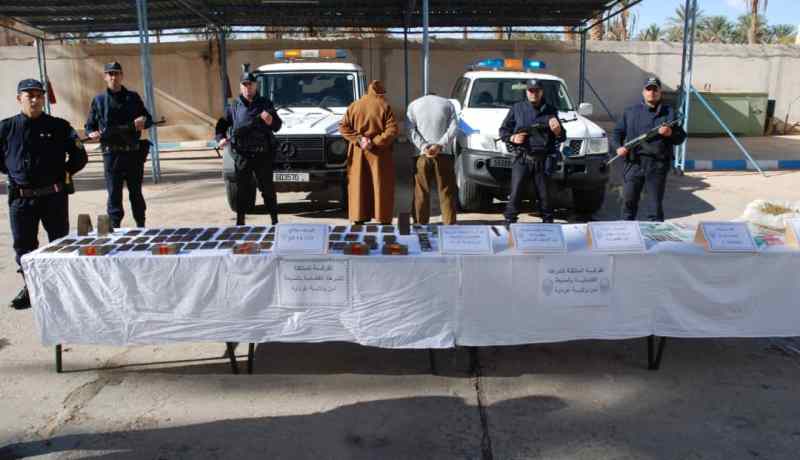 بالفيديو والصور.. توقيف شخصين وحجز 14 كلغ مخدرات وعملات وأحجار أثرية بالمنيعة