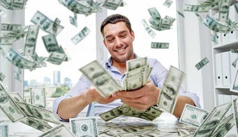 من قال إن المال لا يحقق السعادة فقد كذب؟