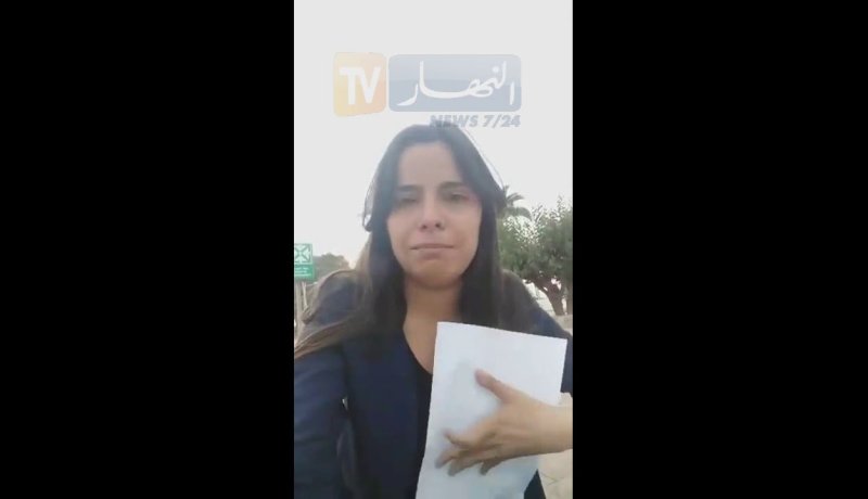 موظفـــة بالمطــــار الدولـــي تهــــدد بالانتحـــار بعــــد طردهـــــا مــــن منصبهـــــــا