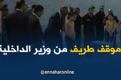 شاهد ردة فعل الأطفال عندما دفعهم وزير الداخلية داخل المسبح