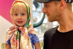 شاهد.. موك صايب يشعل انستغرام بغنائه مع إبنته الصغيرة ياسمين