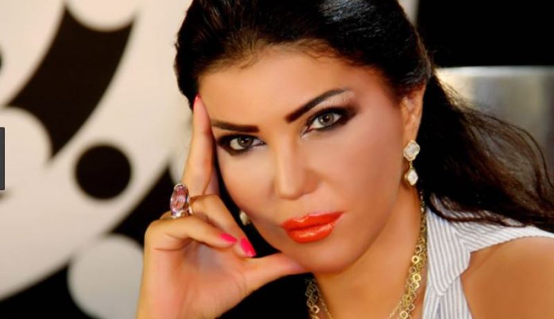 بالفيديو.. شعر الفنانة مي الحريري يحترق في بث مباشر وهذا ردّ فعلها