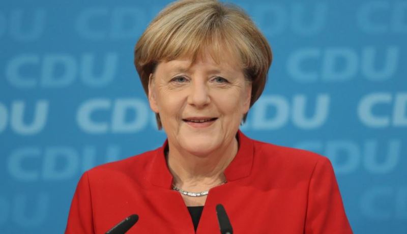 بوتفليقة يدعو «ميركل» إلى زيارة الجزائر