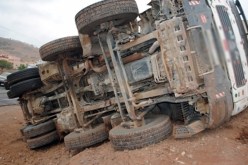 هلاك شاب وجرح 3 آخرين في انقلاب شاحنة بميلة