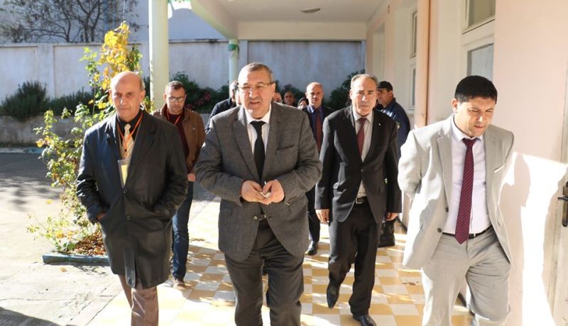 والي ميلة يؤدي واجبه الإنتخابي