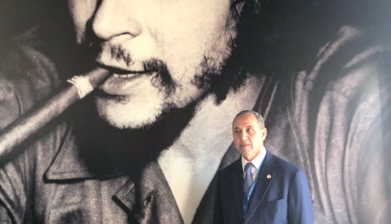 ميهوبي في حضرة الثائر الكوبي تشي غيفارا