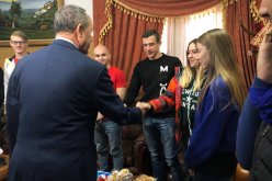 بالصور.. ميهوبي يلتقي فرقة “فيربا” الأوكرانية