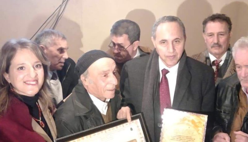 بالصور.. ميهوبي يطمئن على صحة الفنان محند أكلي بلخير