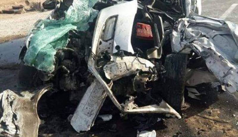 بالصور والفيديو.. قتيل وجريحان في حادث اصطدام بين شاحنة وسيارة بالنعامة
