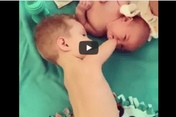 بالفيديو.. طفل مبتور اليدين يساعد شقيقه الرضيع