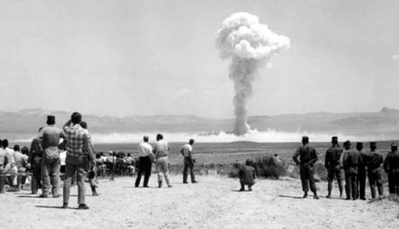 خبراء فرنسيون يطالبون فرنسا بكشف مخلفات الجرائم النووية المدفونة في جنوب الجزائر