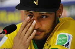 بالفيديو.. نيمار يغادر المؤتمر الصحفي باكيا