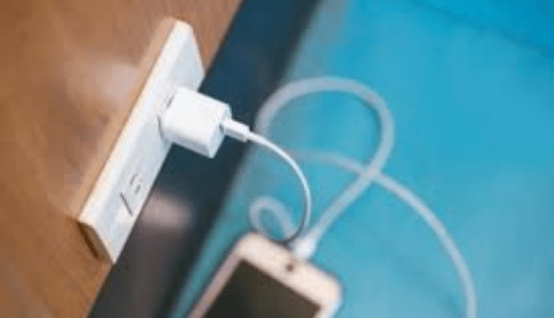 هاتف نقال يتسبب في وفاة فتاة خلال الإستحمام