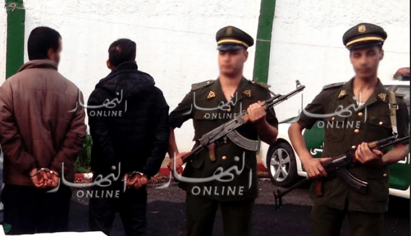 توقيف شخصين بتهمة سرقة هاتف نقال عن طريق التهديد بالسيف في وهران