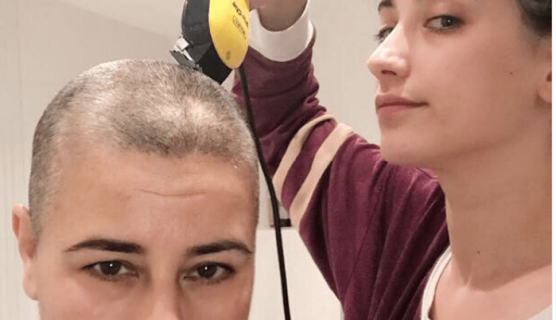 “هازال كايا” تبكي جمهورها بصورة والدتها