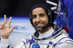 بالفيديو.. رائد الفضاء الإماراتي هزاع المنصوري يعود إلى الأرض