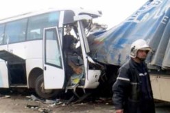 قتيل وطفل جريح في إصطدام شاحنة بموقف للحافلات بالعاصمة