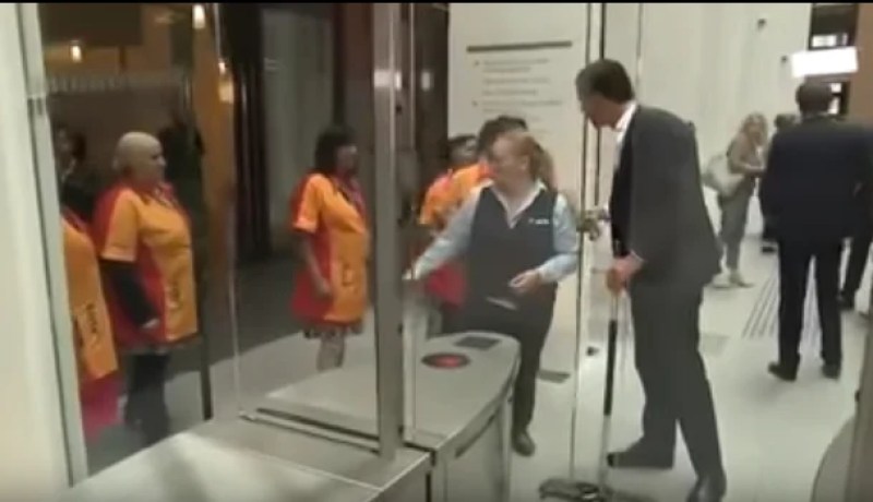 بالفيديو..رئيس الوزراء الهولندي يقوم بدورعمال النظافة في البرلمان