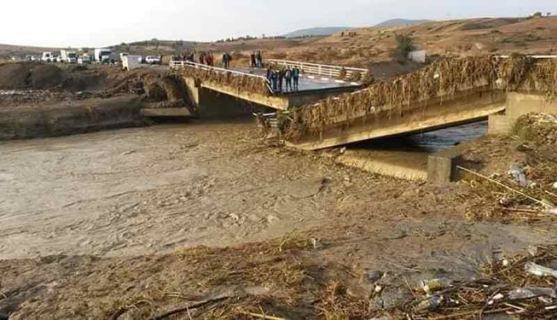 المدية.. انهيار جسر واد المالح وانقاذ شاب جرفته السيول