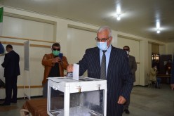 والي خنشلة يؤدي واجبه الانتخابي ويؤكد: كل الظروف والترتيبات مهيئة لاستقبال الناخبين