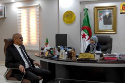 والي أدرار يحقق أمنية تلميذة أرادت زيارة مكتبه والاطلاع على مهامه
