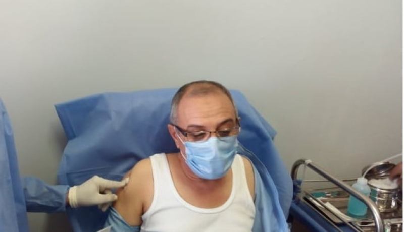 والي الشلف يتلقى لقاح كورونا