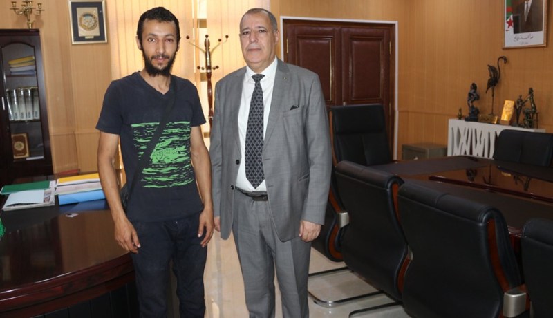 والي أم البواقي يتكفل بانشغالات والد 4 توائم